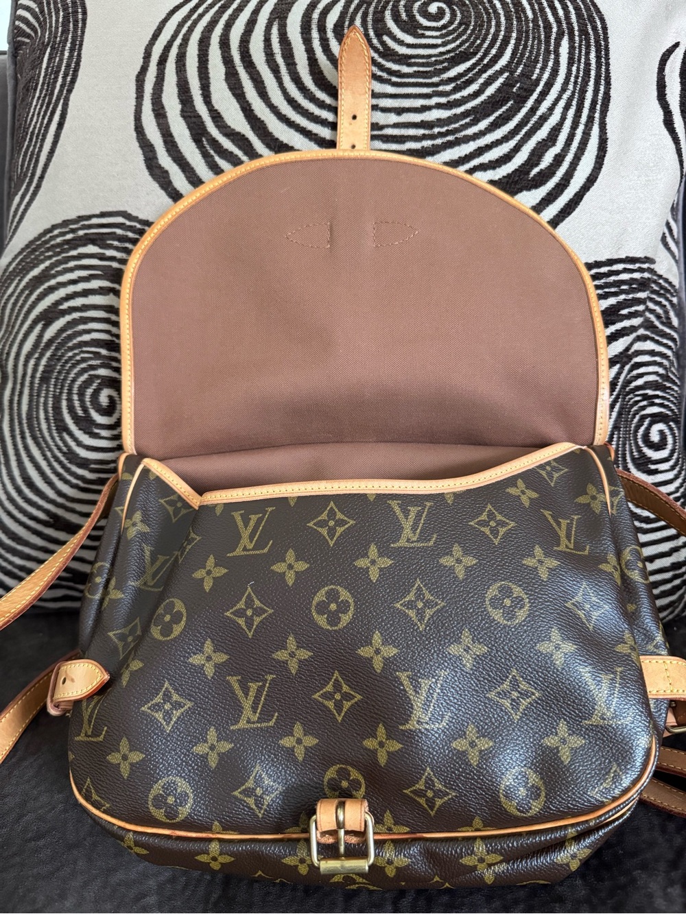 Authentic Louis Vuitton Saumur 30 Crossbody - Picture 8 of 16